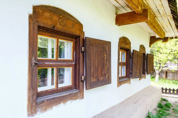 Okna z drewnianymi okiennicami. Tradycyjny dom ukraiński — Zdjęcie stockowe
