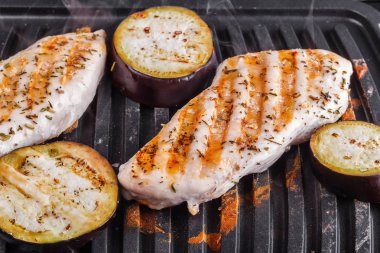 Fileto tavuk göğsü ve patlıcan electrograss üzerinde pişmiş. Doğru beslenme ev yemekleri