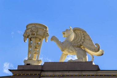 Öğe mimarisi. Grifon ve vazo ile bas-reliefs ve kilitleri