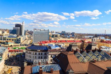 Rusya, Kazan - 26 Nisan 2017: Tarihsel hava görünümünü, iş ve kültür merkezi şehrin, yaya cadde Petersburg ve göl Kaban