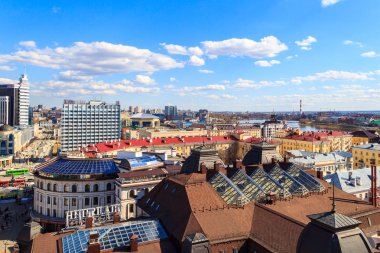Rusya, Kazan - 26 Nisan 2017: Tarihsel hava görünümünü, iş ve kültür merkezi şehrin, yaya cadde Petersburg ve göl Kaban