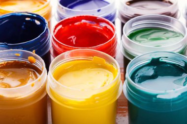 Bir ahşap boyalı tablo çok renkli guaş plastik bidon