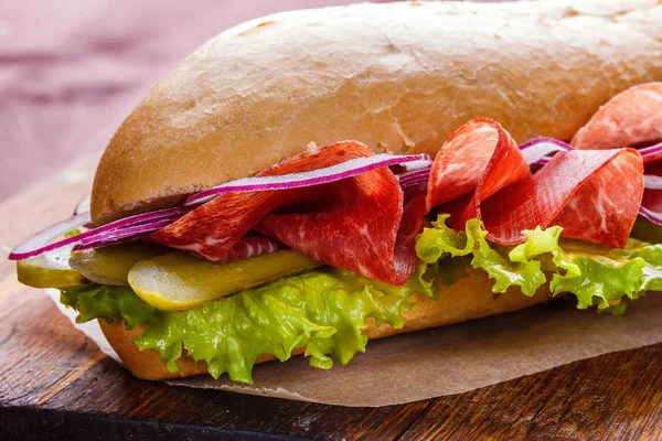 Sandwich Con Jamón Cebolla Lechuga Encurtidos Una Tabla Cortar Madera — Foto de Stock