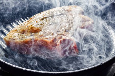 bir domuz biftek duman ve Buhar yükselişi