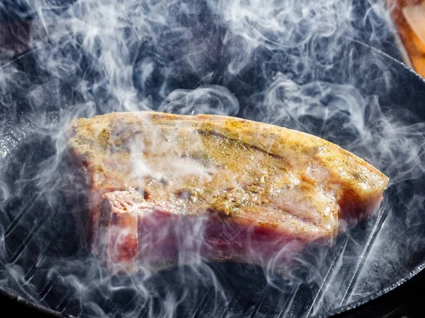 돼지고기 스테이크에서 연기와 — 스톡 사진