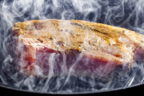 돼지고기 스테이크에서 연기와 — 스톡 사진