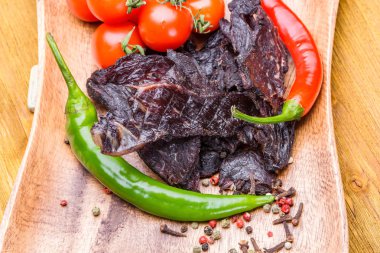 Kurutulmuş sebze ve baharat bir ahşap tepsi