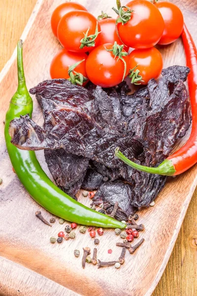 Kurutulmuş sebze ve baharat bir ahşap tepsi