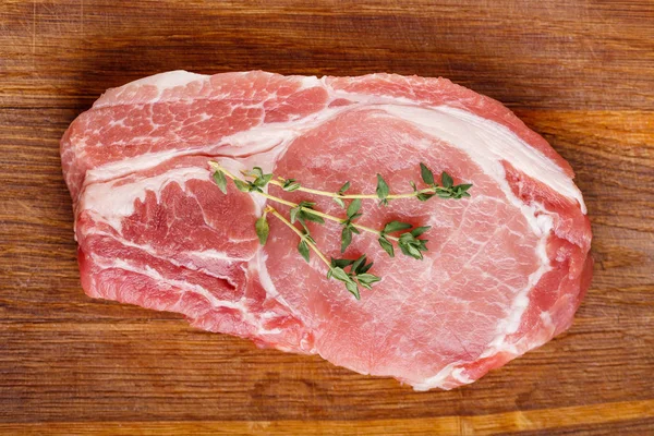 돼지고기를 보기에 가지와 — 스톡 사진