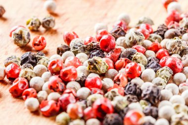 biber karışımı ahşap arka plan üzerinde