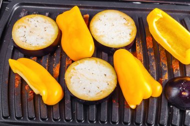 Sebzeler: patlıcan ve electrogr üzerinde sarı Bulgar biber. Yakın çekim. Doğru beslenme ev yemekleri