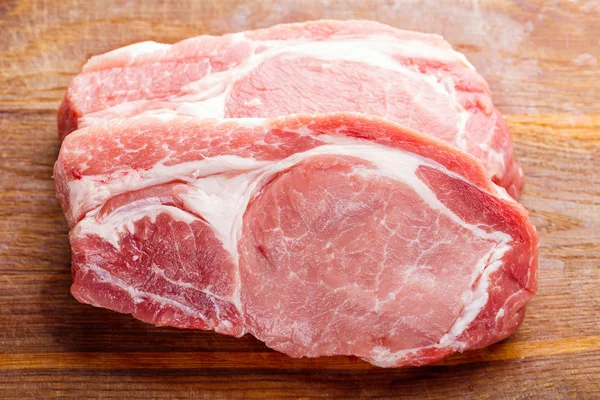 보드에 돼지고기 Cutlets — 스톡 사진