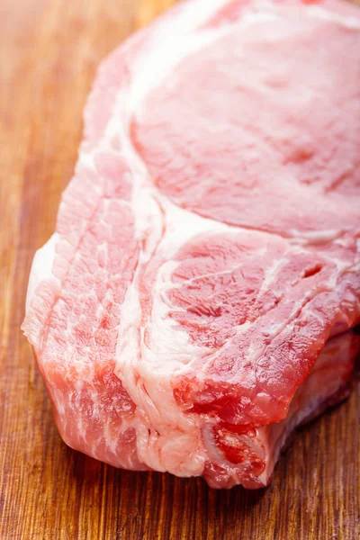 Rauw Varkensvlees Natuurlijke Kotelet Close Een Bovenaanzicht Van Raad Van — Stockfoto
