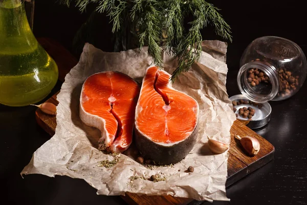 Raw Salmon Steaks Cutting Board Spices Garlic Herbs Dill Pepper — Stock Photo, Image