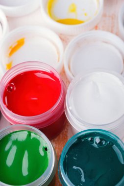 Bir ahşap boyalı tablo çok renkli guaş plastik bidon