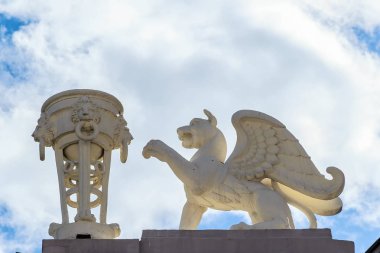 Öğe mimarisi. Grifon ve vazo ile bas-reliefs ve kilitleri