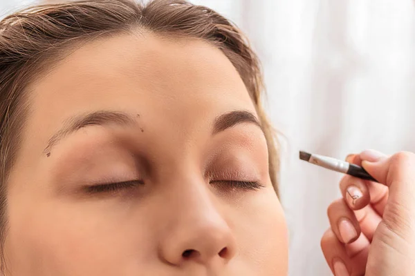 Maquiagem e modelagem de sobrancelhas, close-up — Fotografia de Stock