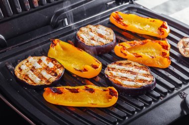 Sebzeler: patlıcan ve sarı biber bir elektrikli ızgara. Yakın çekim. Sağlıklı beslenme