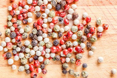 Biber karışımı ahşap arka plan üzerinde