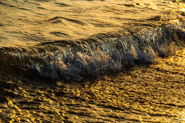 Ola Mar Agua Espuma Corre Sobre Orilla Atardecer Antecedentes Textura —  Fotos de Stock