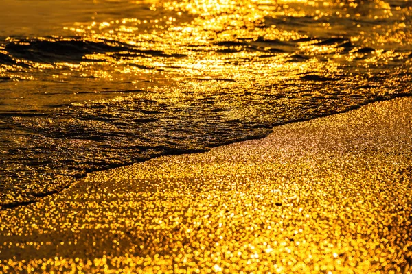 Fala Woda Piana Biegnie Nad Brzegiem Morza Zachód Słońca Podłoże — Zdjęcie stockowe