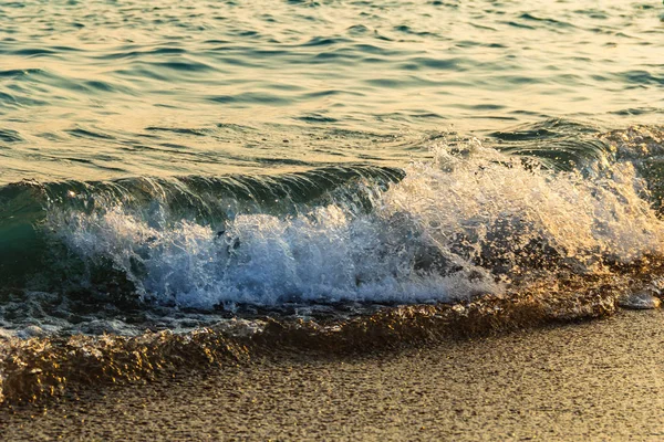 Ola Mar Agua Espuma Corre Sobre Orilla Atardecer Antecedentes Textura —  Fotos de Stock