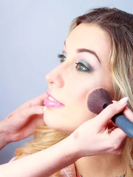 Process of applying makeup on the girls face close-up — Stock Photo, Image