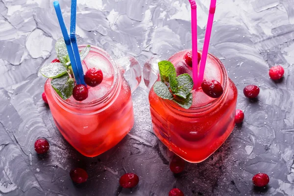 Beerenmorse Cocktail Aus Johannisbeere Und Preiselbeere Mit Eis Und Frischen — Stockfoto