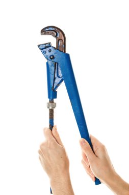 Beyaz arka plan üzerinde izole kadın elinde Vintage ayarlanabilir anahtarı