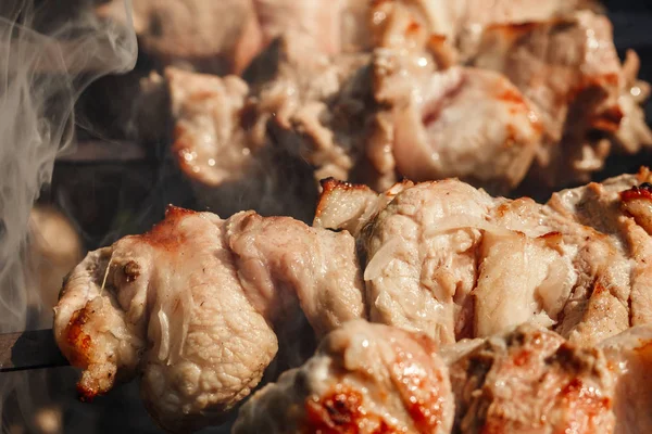 Кусочки мяса на шашлыках, жарящиеся на гриле. Шашлык, барбекю, свинина . — стоковое фото