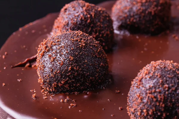 Chocolate biscuit cake decorated with chocolate glaze and crumbs. Close-up — Stock Photo, Image