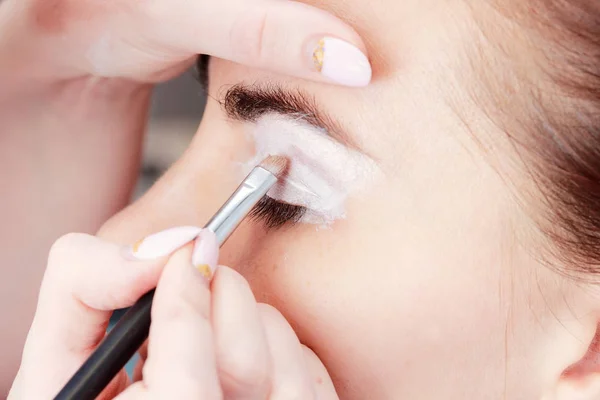 Processus Application Maquillage Sur Visage Fille Gros Plan — Photo
