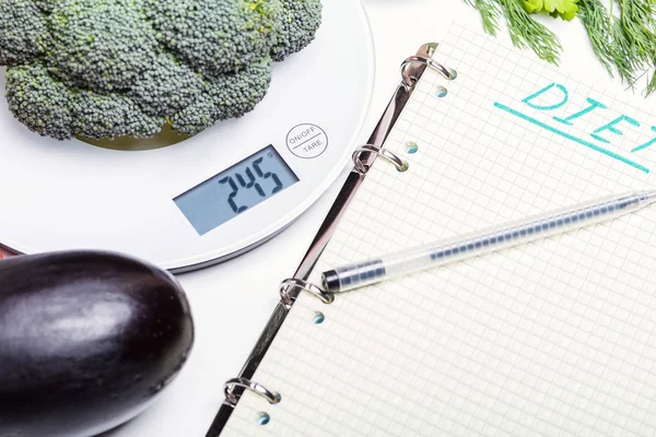 計量製品 キッチン電子スケールと適切な栄養のメニューを作るためリストに値を書き込むにフルーツ ダイエット — ストック写真