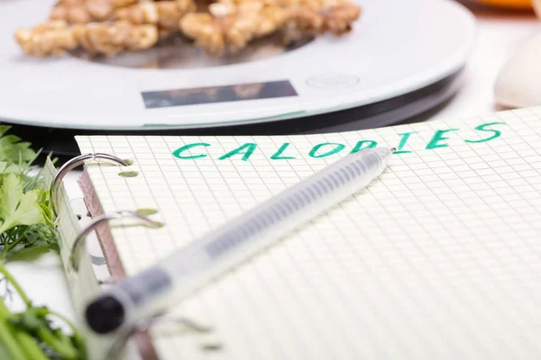 計量製品 キッチン電子体重計 カロリー計算と適切な食事メニューを作るためのリストに値を書き込むにフルーツ ダイエット — ストック写真