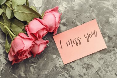 Pembe güller ve bir yazıt ile bir pembe kart özledim seni. Vintage tonlama