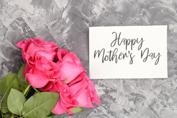 Троянди Рожеві Білі Картку Написом Щасливий День Матері Тлі Сірого — стокове фото