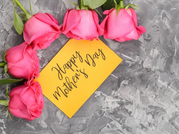 Růžové Růže Rám Žlutou Kartu Nápisem Happy Den Matek Šedém — Stock fotografie