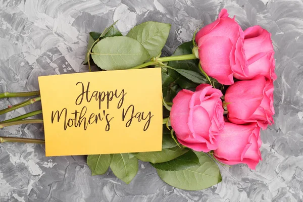 Троянди Рожеві Жовті Картки Написом Щасливий День Матері Тлі Сірого — стокове фото