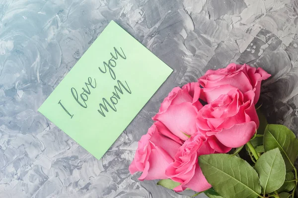 Рожеві Троянди Зелена Листівка Написом Люблю Тебе Мама Сірому Бетонному — стокове фото