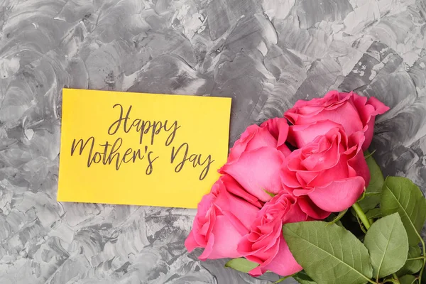 Троянди Рожеві Жовті Картки Написом Щасливий День Матері Тлі Сірого — стокове фото