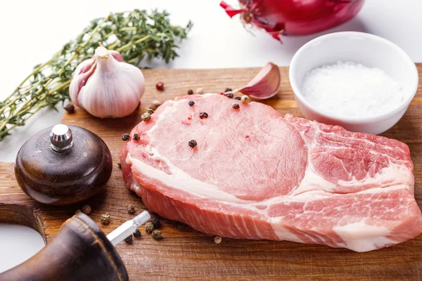 돼지고기 스테이크 신선한 고추와 클로즈업에 양파의 고기를 이드에 — 스톡 사진