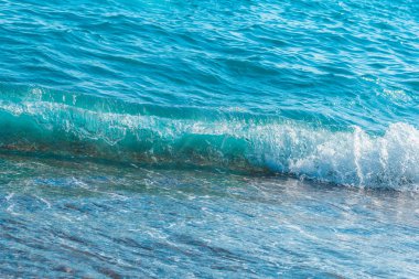 Dalga deniz, su, köpük çalışır gün batımında shore üzerinden. Arka plan. Doku