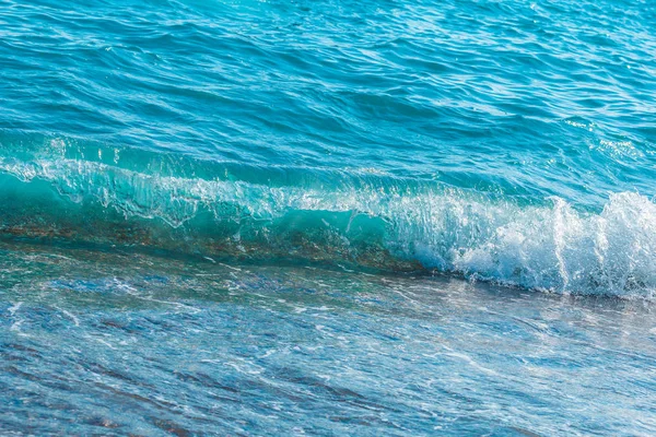 Ola Mar Agua Espuma Corre Sobre Orilla Atardecer Antecedentes Textura —  Fotos de Stock