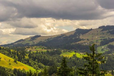 Ukrayna, Karpatlar. Shveykova Dağı 'ndan Verkhovyna köyünün manzarası