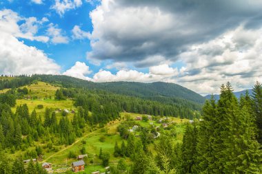 Ukrayna, Karpatlar. Shveykova Dağı 'ndan Verkhovyna köyünün manzarası