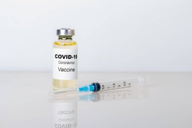 Coronavirus aşısı. Tıbbi konsept. Ampul ve şırınga. Kopyalama alanı