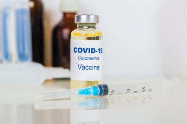 Coronavirus aşısı. Tıbbi konsept. Ampul ve şırınga. Kopyalama alanı