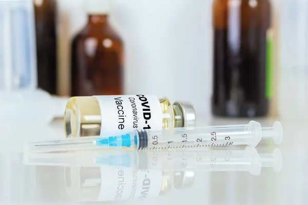 Coronavirusvaccin. Het medische concept. Ampul en spuit. Kopieerruimte — Stockfoto