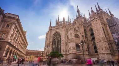güneşli bir gün milan en ünlü duomo arka açık gökyüzü panorama 4 k zaman sukut İtalya