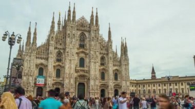 Milano Katedrali'ne yürüyüş insanlar